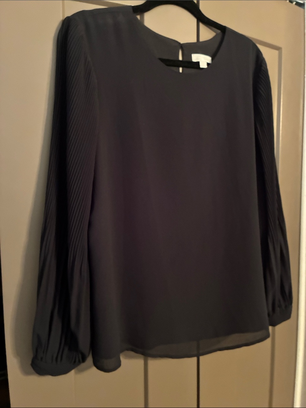 14th & Union Black Pleated-Sleeve Chiffon Top